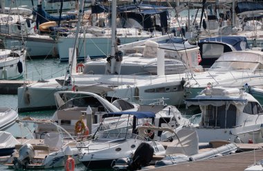 İtalya, Sicilya, Akdeniz, Marina di Ragusa (Ragusa Eyaleti); 4 Ekim 2024, limanda motorlu tekneler ve lüks yatlar - EDITORIAL