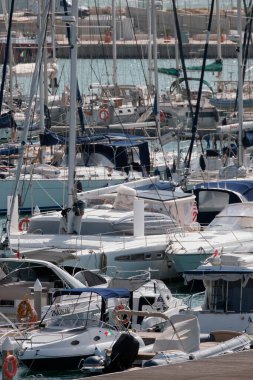 İtalya, Sicilya, Akdeniz, Marina di Ragusa (Ragusa Eyaleti); 4 Ekim 2024, limanda motorlu tekneler ve lüks yatlar - EDITORIAL