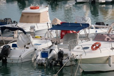 İtalya, Sicilya, Akdeniz, Marina di Ragusa (Ragusa ili); 24 Ekim 2024, limanda motorlu tekneler ve lüks yatlar - EDITORIAL