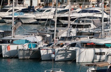 İtalya, Sicilya, Akdeniz, Marina di Ragusa (Ragusa ili); 30 Ekim 2024, limanda lüks yatlar - EDITORIAL