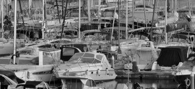 İtalya, Sicilya, Akdeniz, Marina di Ragusa (Ragusa ili); 30 Ekim 2024, limanda lüks yatlar - EDITORIAL