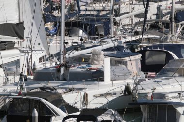 İtalya, Sicilya, Akdeniz, Marina di Ragusa (Ragusa Eyaleti); limanda lüks yatlar 