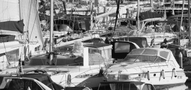 İtalya, Sicilya, Akdeniz, Marina di Ragusa (Ragusa Eyaleti); limanda lüks yatlar 