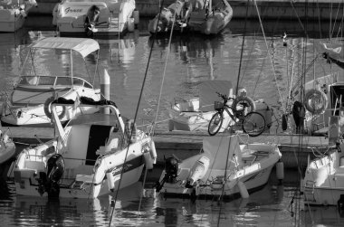 İtalya, Sicilya, Akdeniz, Marina di Ragusa (Ragusa Eyaleti); 4 Kasım 2024, limanda motorlu tekneler ve lüks yatlar - EDITORIAL