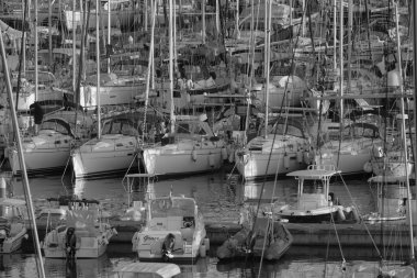 İtalya, Sicilya, Akdeniz, Marina di Ragusa (Ragusa Eyaleti); 4 Kasım 2024, limanda motorlu tekneler ve lüks yatlar - EDITORIAL