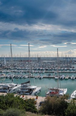 İtalya, Sicilya, Akdeniz, Marina di Ragusa (Ragusa Eyaleti); limanda motorlu tekne ve lüks yatlar 