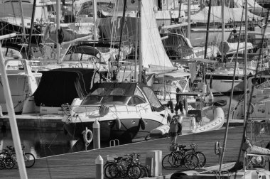 İtalya, Sicilya, Akdeniz, Marina di Ragusa (Ragusa Eyaleti); 14 Kasım 2024, limandaki insanlar ve lüks yatlar - EDITORIAL