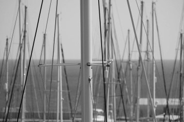 İtalya, Sicilya, Akdeniz, Marina di Ragusa (Ragusa Eyaleti), limanda yelkenli direkleri 