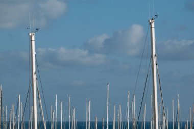 İtalya, Sicilya, Akdeniz, Marina di Ragusa (Ragusa Eyaleti); limanda yelkenli gemi direkleri 