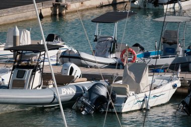 İtalya, Sicilya, Akdeniz, Marina di Ragusa (Ragusa ili); 23 Kasım 2024, limanda motorlu tekne - EDITORIAL