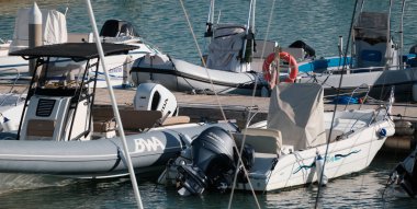 İtalya, Sicilya, Akdeniz, Marina di Ragusa (Ragusa ili); 23 Kasım 2024, limanda motorlu tekne - EDITORIAL