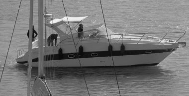 İtalya, Sicilya, Akdeniz, Marina di Ragusa (Ragusa Eyaleti); 24 Kasım 2024, limanda lüks bir yatta erkekler - EDITORIAL