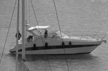 İtalya, Sicilya, Akdeniz, Marina di Ragusa (Ragusa Eyaleti); 24 Kasım 2024, limanda lüks bir yatta erkekler - EDITORIAL