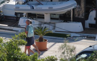 İtalya, Sicilya, Akdeniz, Marina di Ragusa (Ragusa ili); 25 Kasım 2024, çift ve limanda bir katamaran yelkenli teknesi - EDITORIAL