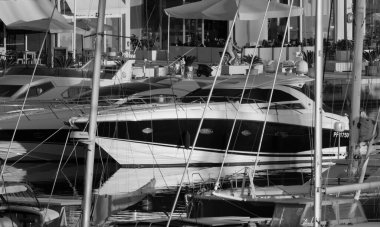 İtalya, Sicilya, Akdeniz, Marina di Ragusa (Ragusa ili); 26 Kasım 2024, limanda lüks yatlar - EDITORIAL