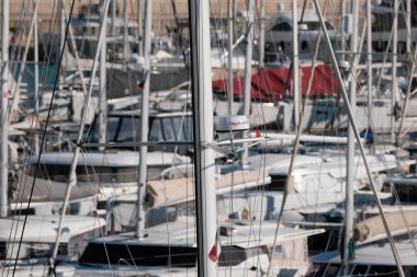 İtalya, Sicilya, Akdeniz, Marina di Ragusa (Ragusa ili); 1 Aralık 2024, limanda lüks yatlar - EDITORIAL