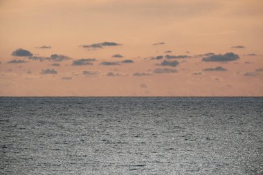 İtalya, Sicilya, Akdeniz, gün batımında Sicilya Kanalı 'nda bulutlar.