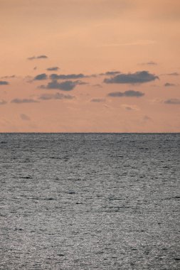 İtalya, Sicilya, Akdeniz, gün batımında Sicilya Kanalı 'nda bulutlar.