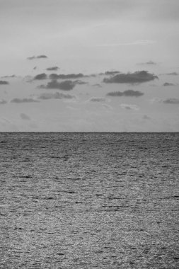 İtalya, Sicilya, Akdeniz, gün batımında Sicilya Kanalı 'nda bulutlar.