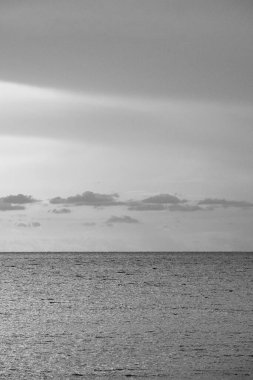 İtalya, Sicilya, Akdeniz, gün batımında Sicilya Kanalı 'nda bulutlar.