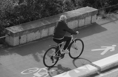 İtalya; Sicilya, Marina di Ragusa (Ragusa Eyaleti); bisiklet yolu üzerindeki bisikletçi 