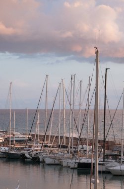 İtalya, Sicilya, Akdeniz, Marina di Ragusa (Ragusa Eyaleti); limanda lüks yatlar 
