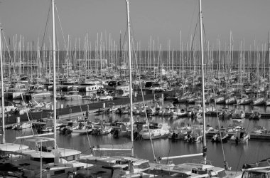 İtalya, Sicilya, Akdeniz, Marina di Ragusa (Ragusa ili); 7 Aralık 2024, limanda motorlu tekneler ve lüks yatlar - EDITORIAL