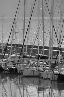 İtalya, Sicilya, Akdeniz, Marina di Ragusa (Ragusa ili); 10 Aralık 2024, limanda lüks yatlar - EDITORIAL