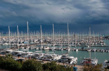 İtalya, Sicilya, Akdeniz, Marina di Ragusa (Ragusa Eyaleti); limanda motorlu tekne ve lüks yatlar 