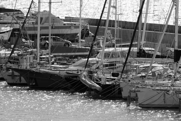 İtalya, Sicilya, Akdeniz, Marina di Ragusa (Ragusa ili); 12 Aralık 2024, limanda lüks yatlar - EDITORIAL