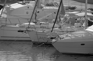 İtalya, Sicilya, Akdeniz, Marina di Ragusa (Ragusa ili); 14 Aralık 2024, limanda lüks yatlar - EDITORIAL