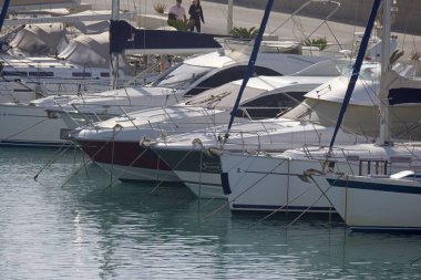 İtalya, Sicilya, Akdeniz, Marina di Ragusa (Ragusa ili); 14 Aralık 2024, limanda lüks yatlar - EDITORIAL