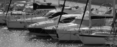 İtalya, Sicilya, Akdeniz, Marina di Ragusa (Ragusa ili); 16 Aralık 2024, limanda lüks yatlar - EDITORIAL