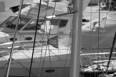 İtalya, Sicilya, Akdeniz, Marina di Ragusa (Ragusa Eyaleti); limanda yelkenli gemi direği ve lüks yatlar 