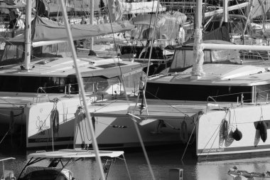 İtalya, Sicilya, Akdeniz, Marina di Ragusa (Ragusa Eyaleti); 17 Aralık 2024, limanda katamaran yelkenli tekneleri - EDITORIAL