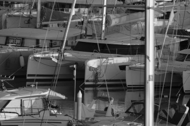 İtalya, Sicilya, Akdeniz, Marina di Ragusa (Ragusa Eyaleti); 17 Aralık 2024, limanda katamaran yelkenli tekneleri - EDITORIAL