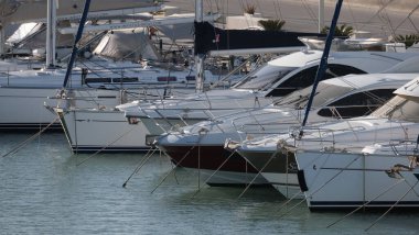 İtalya, Sicilya, Akdeniz, Marina di Ragusa (Ragusa ili); 21 Aralık 2024, limanda lüks yatlar - EDITORIAL