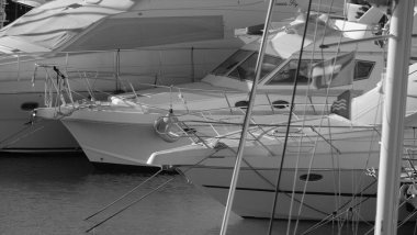 İtalya, Sicilya, Akdeniz, Marina di Ragusa (Ragusa ili); 21 Aralık 2024, limanda lüks yatlar - EDITORIAL