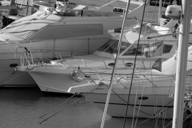 İtalya, Sicilya, Akdeniz, Marina di Ragusa (Ragusa ili); 21 Aralık 2024, limanda lüks yatlar - EDITORIAL
