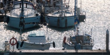 İtalya, Sicilya, Akdeniz, Marina di Ragusa (Ragusa Eyaleti); limanda motorlu tekne ve lüks yatlar 