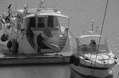 İtalya, Sicilya, Akdeniz, Marina di Ragusa (Ragusa ili); 22 Aralık 2024, limandaki lüks yatlarda yaşayan insanlar - EDITORIAL