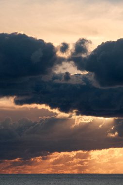 İtalya, Sicilya, Akdeniz, Sicilya Kanalı 'nda gün batımında gökyüzünde bulutlar