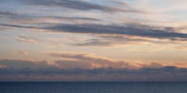 İtalya, Sicilya, Sicilya Kanalı; gün batımında gökyüzünde bulutlar