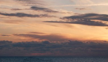 İtalya, Sicilya, Sicilya Kanalı; gün batımında gökyüzünde bulutlar