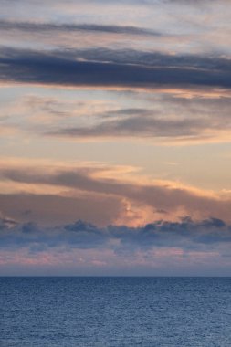 İtalya, Sicilya, Sicilya Kanalı; gün batımında gökyüzünde bulutlar