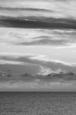 İtalya, Sicilya, Sicilya Kanalı; gün batımında gökyüzünde bulutlar