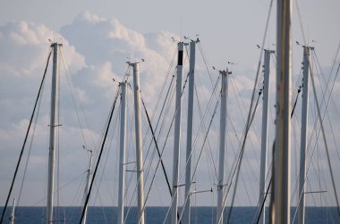 İtalya, Sicilya, Akdeniz, Marina di Ragusa (Ragusa Eyaleti); limanda yelkenli gemi direkleri 