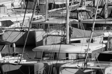 İtalya, Sicilya, Akdeniz, Marina di Ragusa (Ragusa Eyaleti); 4 Ocak 2025, limanda katamaran yelkenli tekneleri - EDITORIAL