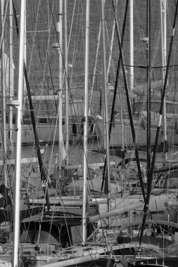 İtalya, Sicilya, Akdeniz, Marina di Ragusa (Ragusa ili); 4 Ocak 2025, limanda lüks yatlar - EDITORIAL