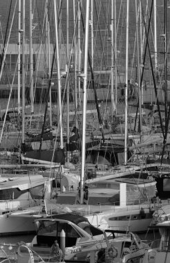 İtalya, Sicilya, Akdeniz, Marina di Ragusa (Ragusa ili); 4 Ocak 2025, limanda lüks yatlar - EDITORIAL